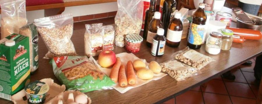 Zutaten für Hundefutter auf einem Tisch