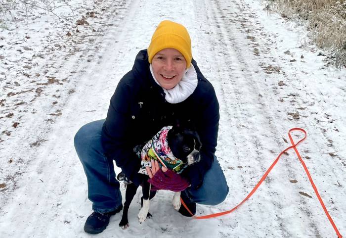Tierernährungsberaterin Sandra Kostecki von Butch & Freunde mit ihrem Hund Butch